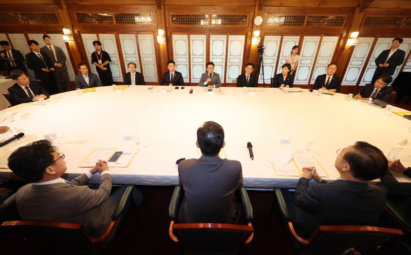 [서울=뉴시스] 조성우 기자 = 김민석 국무총리가 6일 오후 서울 종로구 삼청동 국무총리 공관에서 열린 이재명 정부 첫 고위당정협의회에서 발언하고 있다. 2025.07.06. xconfind@newsis.com