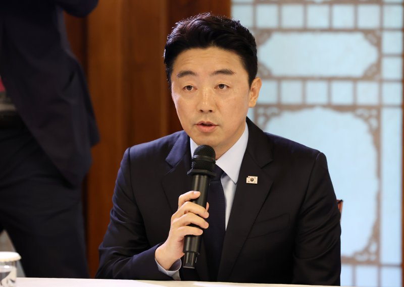 [서울=뉴시스] 조성우 기자 = 강훈식 대통령 비서실장이 6일 오후 서울 종로구 삼청동 국무총리 공관에서 열린 이재명 정부 첫 고위당정협의회에서 발언하고 있다. 2025.07.06. xconfind@newsis.com