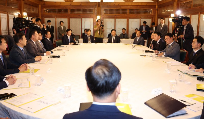 [서울=뉴시스] 조성우 기자 = 6일 오후 서울 종로구 삼청동 국무총리 공관에서 이재명 정부 첫 고위당정협의회에가 열리고 있다. 2025.07.06. xconfind@newsis.com