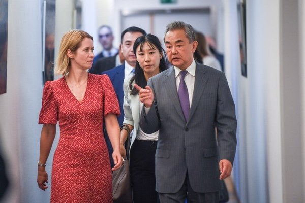 [베이징=뉴시스] 왕이 중국 공산당 중앙정치국 위원 겸 외교부장이 2일 벨기에 브뤼셀에서 제13차 중·EU 고위급 전략대화를 갖기 위해 카야 칼라스 유럽연합(EU) 외교·안보 고위대표와 만나 대화하고 있다.(사진=중국 외교부 홈페이지 갈무리) 2025.07.03 photo@newsis.com