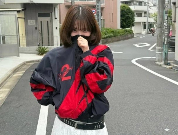 '정치색 논란'에 입 연 카리나…"쌀쌀해서 사 입은 옷, 무지했다"