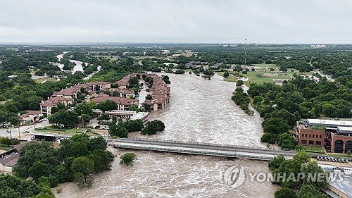폭우에 범람한 미 텍사스주 샌 가브리엘 강 (출처=연합뉴스)