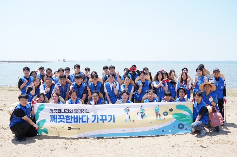 [서울=뉴시스]깨끗한바다 가꾸기에 나선 깨끗한나라 직원들.(사진=깨끗한나라 제공) 2025.07.04. *재판매 및 DB 금지