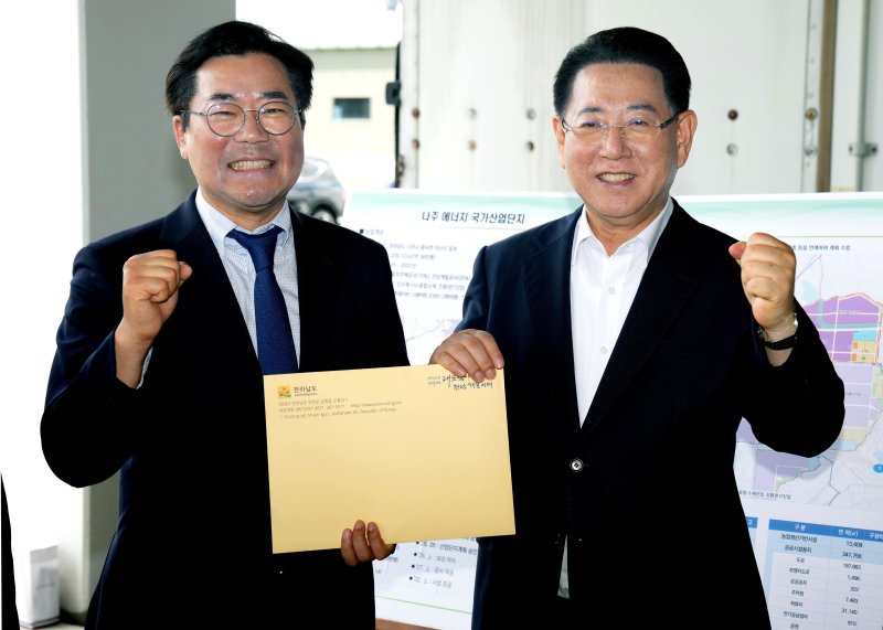 김영록 전라남도지사가 6일 나주 에너지국가산단 조성 현장을 방문한 박찬대 더불어민주당 당대표 후보에게 김영록 전라남도지사가 조성 현황을 설명하며 전남도 현안 해결을 위한 건의 및 협조를 요청하고 있다.(전남도 제공. 재판매 및 DB금지) 2025.7.6/뉴스1 ⓒ News1