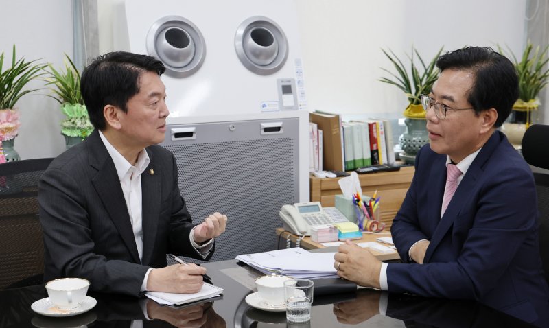 [서울=뉴시스] 고승민 기자 = 송언석(오른쪽) 국민의힘 비대위원장과 안철수 혁신위원장이 2일 서울 여의도 국회 국민의힘 원내대표실에서 만나 면담을 하고 있다. (공동취재) 2025.07.02. photo@newsis.com