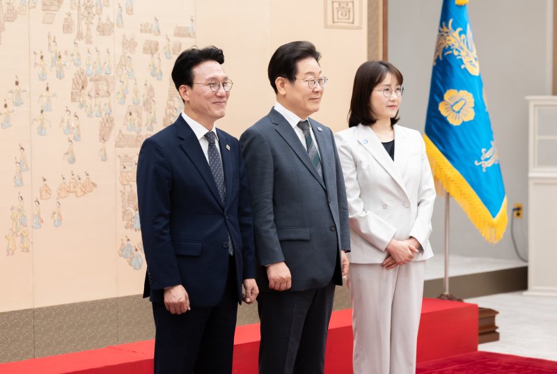 이재명 대통령이 4일 서울 용산 대통령실 청사에서 열린 임명장 수여식에서 김민석 신임 국무총리에게 임명장을 수여한 후 기념촬영을 하고 있다. 사진 오른쪽은 김 총리 배우자. (대통령실 제공. 재판매 및 DB 금지) 2025.7.4/뉴스1 ⓒ News1 이재명 기자