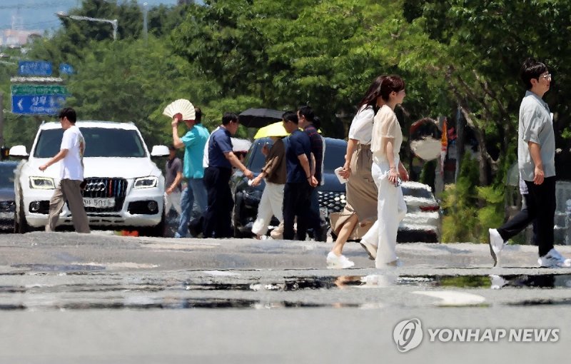 전국 '폭염특보' 속 최고기온 '37도'..."온열질환 주의해야"