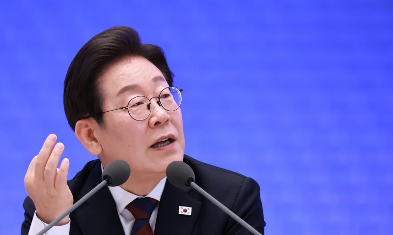 [바카라사이트=뉴시스] 고범준 기자 = 이재명 대통령이 지난 3일 청와대 영빈관에서 열린 '대통령의 30일, 언론이 묻고 국민에게 답하다' 기자회견에서 출입기자들 질문에 답변하는 모습. (대통령실통신사진기자단) 2025.07.07. bjko@newsis.com