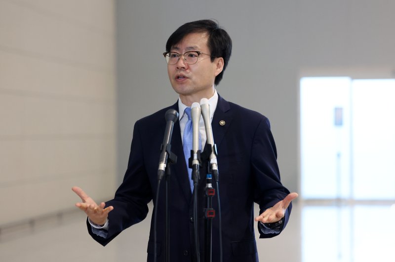 [인천공항=뉴시스] 김선웅 기자 = 대미 통상 관련 협상 총괄을 맡고 있는 여한구 산업통상자원부 통상교섭본부장이 22일 인천국제공항을 통해 토토 바카라 사이트으로 출국하며 취재진과 만나 정부 입장을 설명하고 있다. 2025.06.22. mangusta@newsis.com
