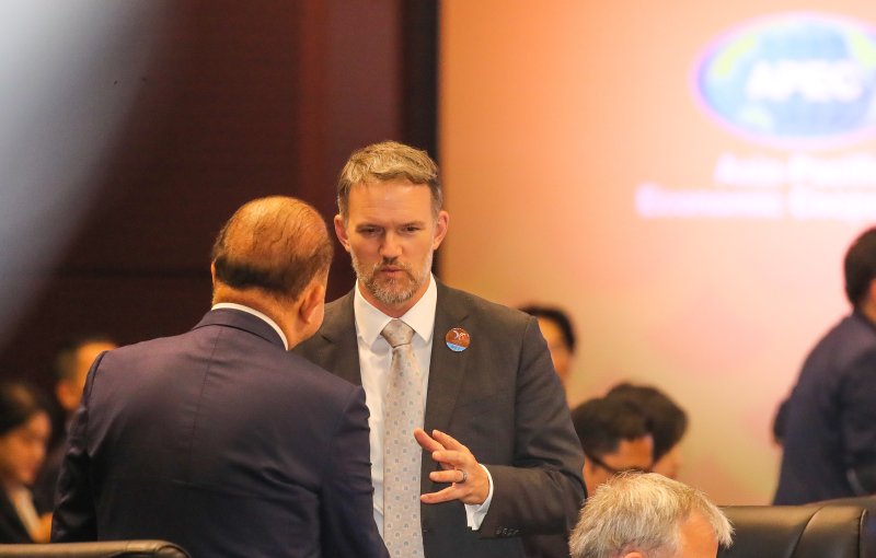[서귀포=뉴시스] 우장호 기자 = 제이미슨 그리어 미국 무역대표부(USTR) 대표가 15일 오후 서귀포 제주국제컨벤션센터(ICC)에서 열린 아시아태평양경제토토 바카라 사이트체(APEC) 통상장관회의에 앞서 참석자들과 대화를 나누고 있다. 2025.05.15. woo1223@newsis.com