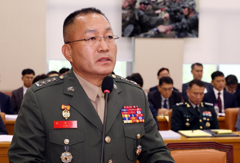 [서울=뉴시스] 조성봉 기자 = 김계환 해병대 사령관이 8일 오후 서울 여의도 국회에서 열린 국방위원회 전체회의에서 의원들의 질의에 답변하고 있다. 2024.08.08. suncho21@newsis.com