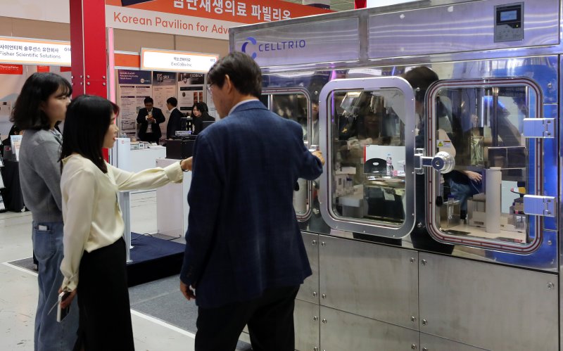 [서울=뉴시스] 김혜진 기자 = 7일 오후 서울 강남구 코엑스에서 열린 바이오코리아 2025를 찾은 관람객들이 부스를 둘러보고 있다. 2025.05.07. jini@newsis.com