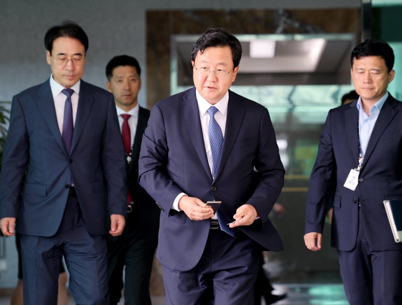 [서울=뉴시스] 김진아 기자 = 정진우 신임 서울중앙지검장이 박세현 서울고등검찰청장과 면담을 마친 뒤 지난 4일 오후 서울 서초구 서울고등검찰청을 나서고 있다. 2025.07.04. bluesoda@newsis.com