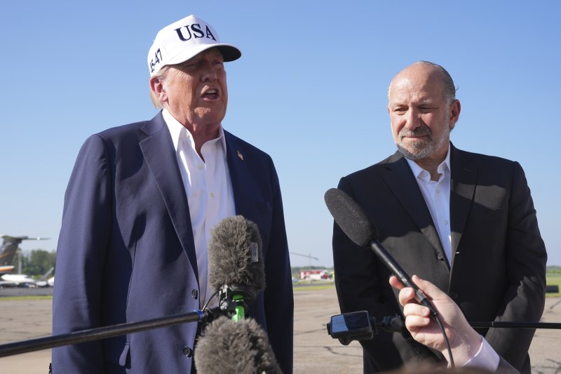 지난 6일(현지시간) 미국 뉴저지주 모리스타운 공항에서 도널드 트럼프 미국 대통령(왼쪽)과 하워드 러트닉 미국 상무장관이 기자들의 질문에 답하고 있다.AP연합뉴스