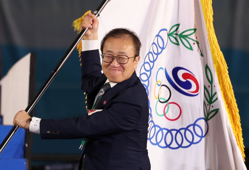 [김해=뉴시스] 김명년 기자 = 17일 오후 경남 김해 김해종합운동장에서 열린 제105회 전국체육대회 폐회식에서 차기 개최지인 부산시 김광희 미래혁신 부시장이 대회기를 흔들고 있다. 2024.10.17. kmn@newsis.com