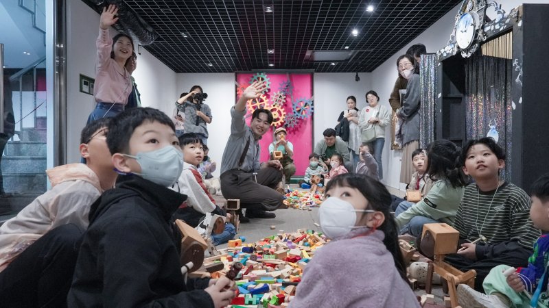 [대구=뉴시스] 청문당 가정의 달 특별기획 '제페토의 작업실 : 피노키오의 탄생' 전시 모습. (사진=행복북구문화재단 제공) 2025.07.07. photo@newsis.com *재판매 및 DB 금지