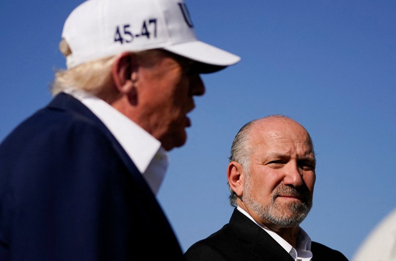 도널드 트럼프 미국 대통령(왼쪽)과 하워드 러트닉 미국 상무장관이 지난 6일(현지시간) 미국 뉴저지주 모리스타운의 공항에서 언론의 질문에 답하고 있다.로이터연합뉴스