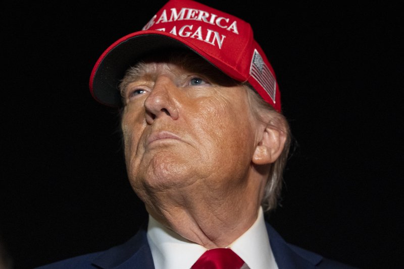 [앤드루스 공군기지=AP/뉴시스] 도널드 트럼프 미국 대통령이 6일(현지 시간) 일론 머스크 테슬라 최고경영자(CEO)의 신당 창당 선언을 "터무니없는(ridiculous) 일"이라고 일축했다. 사진은 트럼프 대통령이 4일 미국 메릴랜드 앤드루스 공군기지에 도착해 취재진 질문에 답하는 모습. 2025.07.04.