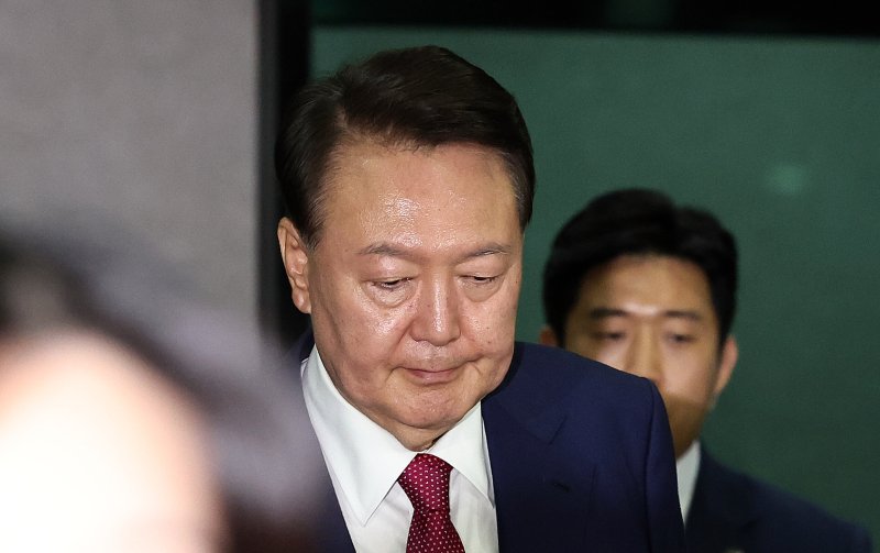 윤석열 전 대통령이 5일 오후 서초구 서울고등검찰청에서 내란특검 2차 대면조사를 받은 뒤 청사를 나서고 있다. 2025.7.6/뉴스1 ⓒ News1 구윤성 기자