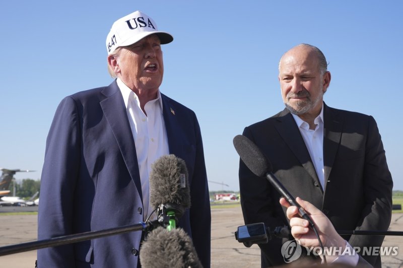 취재진과 대화하는 트럼프 (출처=연합뉴스)