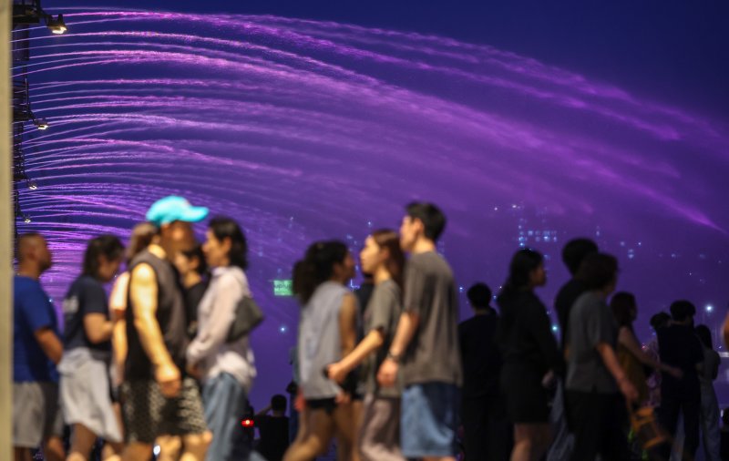 일주일째 열대야가 이어진 6일 오후 서울 반포대교 아래에서 시민들이 무지개 분수를 보며 더위를 식히고 있다. 2025.7.6/뉴스1 ⓒ News1 이동해 기자