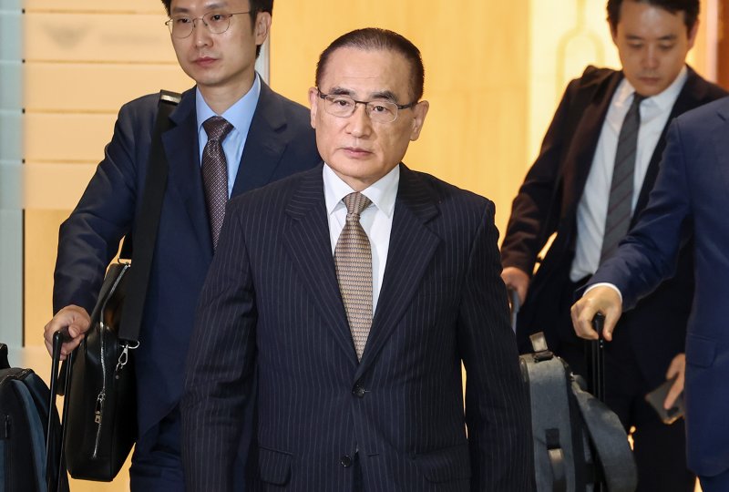위성락 국가안보실장이 6일 오전 인천국제공항을 통해 미국으로 출국하고 있다. 위성락 실장은 미국 측 인사들과 관세 등 현안 관련 논의에 나설 계획이다. 2025.7.6/뉴스1 ⓒ News1 민경석 기자