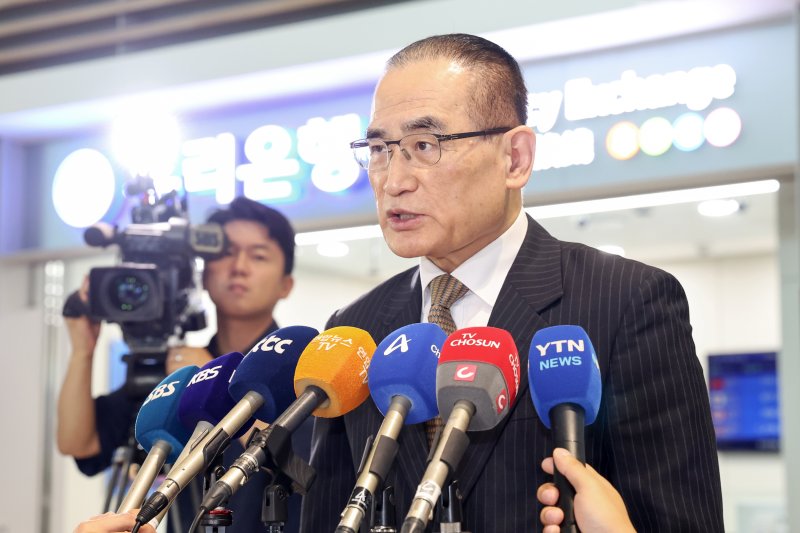 위성락 국가안보실장이 6일 오전 인천국제공항을 통해 미국으로 출국하기 앞서 취재진의 질문에 답하고 있다. 위성락 실장은 미국 측 인사들과 관세 등 현안 관련 논의에 나설 계획이다. 2025.7.6/뉴스1 ⓒ News1 민경석 기자