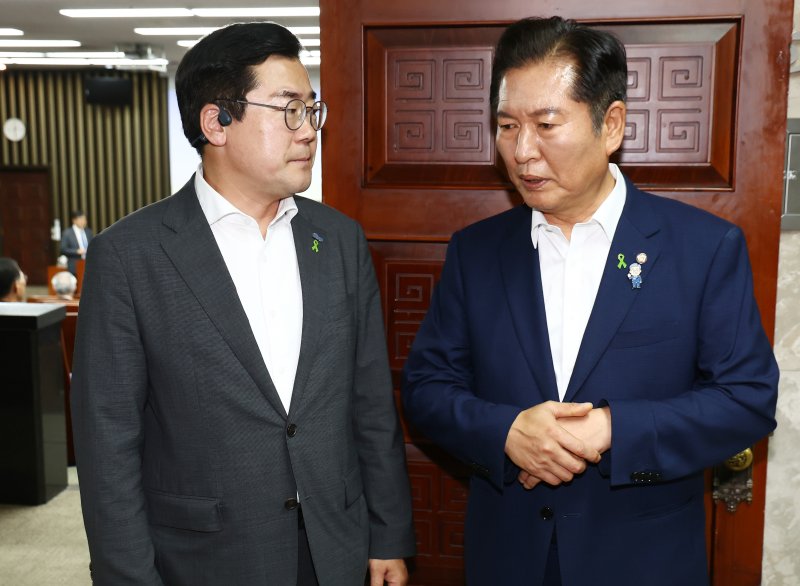 더불어민주당 당 대표 후보자인 박찬대·정청래 의원이 3일 서울 여의도 국회에서 열린 비공개 의원총회에 참석하며 대화하고 있다. 2025.7.3/뉴스1 ⓒ News1 김민지 기자