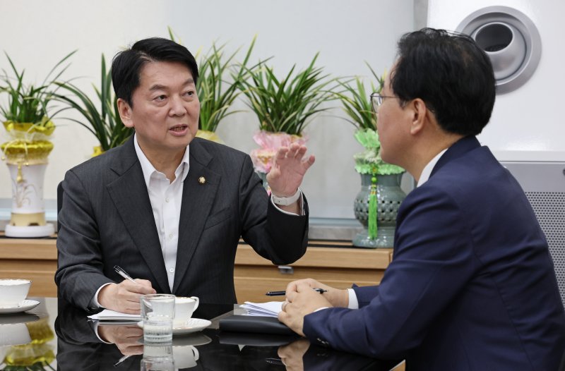 국민의힘 송언석 비상대책위원장 겸 원내대표(오른쪽)와 혁신위원장으로 내정된 안철수 의원이 2일 오후 서울 여의도 국회 본청 원내대표실에서 회동하고 있다. (공동취재) 2025.7.2/뉴스1 ⓒ News1 안은나 기자