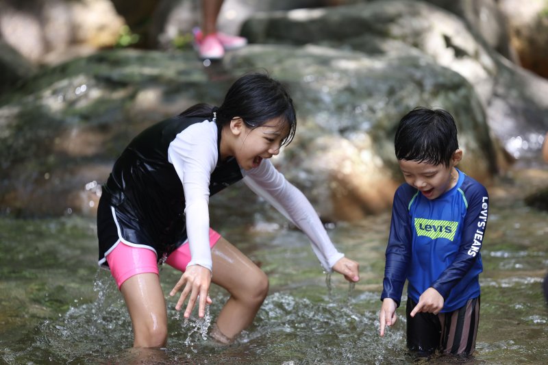 폭염특보가 발효된 5일 오전 광주 북구 금곡동 무등산 원효사 계곡을 찾은 피서객이 계곡 물에 발을 담그며 더위를 식히고 있다. 2025.7.5/뉴스1 ⓒ News1 박지현 기자