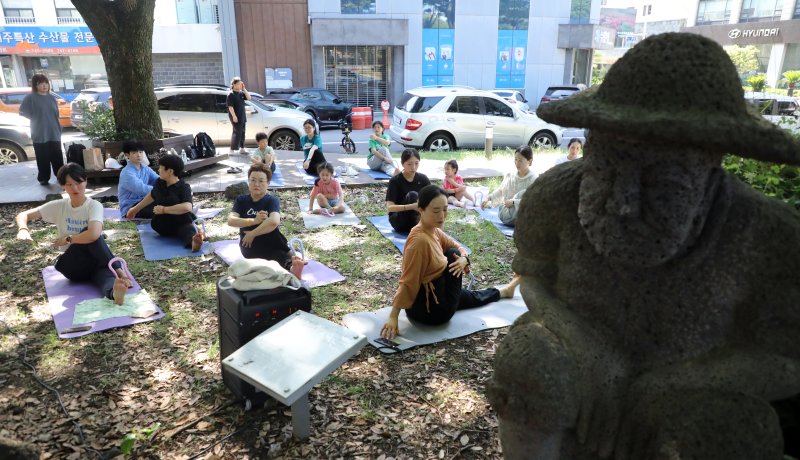 5일 오후 제주시 연동 삼다공원에서 안전한 바카라 사이트가 주관한 삼다콘서트에서 도민과 관광객들이 요가 프로그램을 하고 있다. 2025.7.5/뉴스1 ⓒ News1 고동명 기자