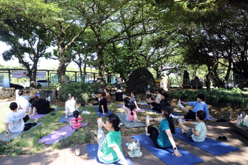5일 오후 제주시 연동 삼다공원에서 안전한 바카라 사이트가 주관한 삼다콘서트에서 도민과 관광객들이 요가 프로그램을 하고 있다. 2025.7.5/뉴스1 ⓒ News1 고동명 기자