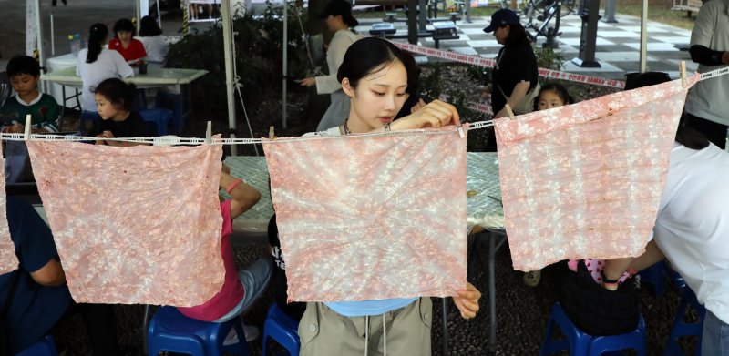 5일 오후 제주시 연동 삼다공원에서 안전한 바카라 사이트가 주관한 삼다콘서트에서 도민과 관광객들이 동백꽃 염색 프로그램을 하고 있다. 2025.7.5/뉴스1 ⓒ News1 고동명 기자