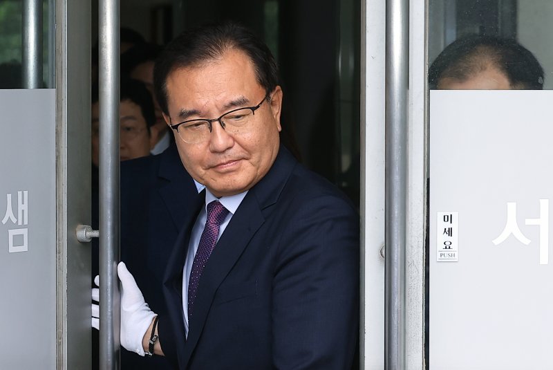 채수근 해병 순직 사건을 수사하는 순직해병 특별검사팀 이명현 특별검사와 특검팀이 2일 오전 서울 서초구 서초중앙로 특검사무실에서 현판식을 위해 밖으로 나오고 있다. 2025.7.2/뉴스1 ⓒ News1 박정호 기자