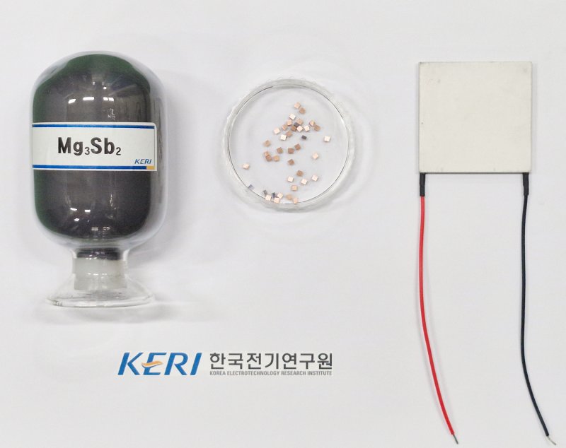 [창원=뉴시스]왼쪽부터 마그네슘 안티모나이드, 에볼루션 바카라 무료 레그(leg, 열전반도체 및 전극), 그리고 이들을 활용해 제작한 에볼루션 바카라 무료 모듈 시제품.(자료=한국전기연구원 제공)2025.07.07. photo@newsis.com