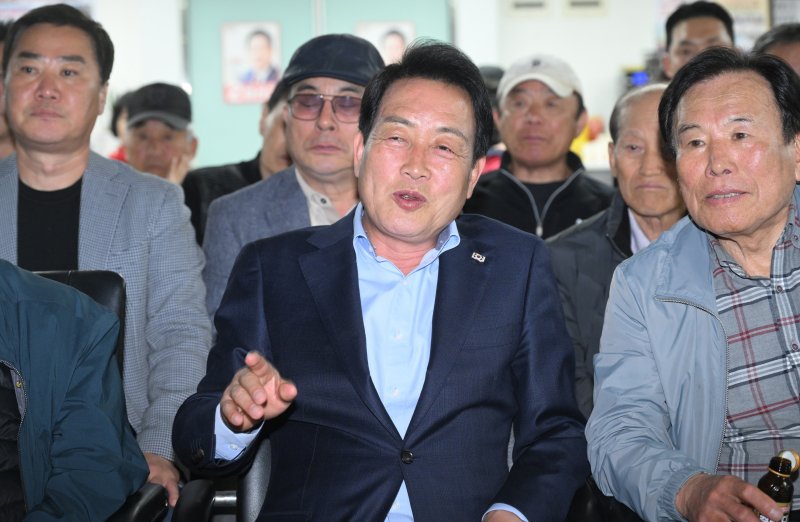 제22대 국회의원 선거 경기 여주·양평에 출마한 김선교 국민의힘 후보가 10일 오후 경기 여주시에 위치한 선거사무소에서 개표방송을 보며 기뻐하고 있다. 2024.4.10/뉴스1 ⓒ News1 경기사진공동취재단