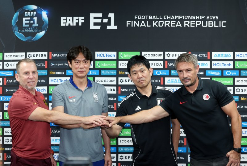 홍명보 감독을 비롯한 각국 감독들이 6일 오후 경기도 용인미르스타디움에서 열린 2025 동아시아축구연맹(EAFF) E-1 챔피언십 남자부 공식 기자회견에서 손을 맞대며 선전을 다짐하고 있다. 사진 왼쪽부터 중국 데얀 주르예비치 감독, 대한민국 홍 감독, 일본 모리야스 하지메 감독, 홍콩 애슐리 웨스트우드 감독. 2025.7.6/뉴스1 ⓒ News1 이동해 기자