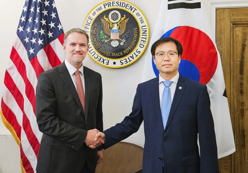 여한구 산업통상자원부 통상교섭본부장이 5(현지시간) 워싱턴 D.C 미국무역대표부(USTR)에서 제이미슨 그리어(Jamieson Greer) 미국 무역대표부 대표와 면담했다. 상호관세 유예 시한(7.8)이 임박한 가운데 상호 윈윈(win-win)할 수 있는 한미 간 제조 협력 방안에 대한 우리 의지를 재차 강조하는 한편, 미측이 제기한 주요 관심사항에 대해 이해를 제고하고 의견을 교환했다.(산업통상자원부 제공. 재판매 및 DB 금지) 2025.7.6/뉴스1