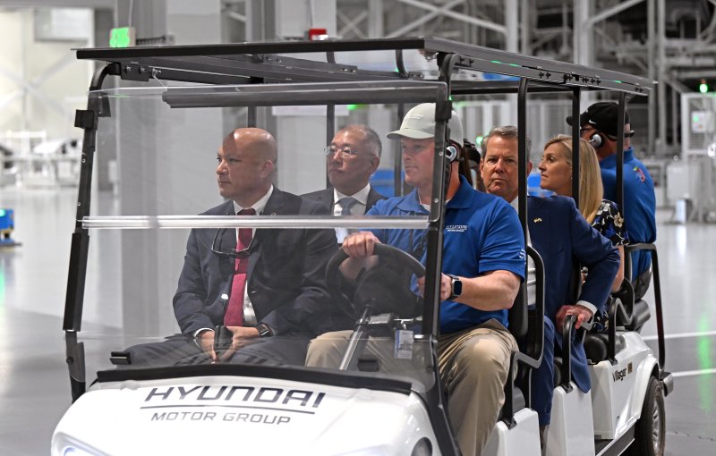 정의선 현대차그룹 회장과 브라이언 켐프(Brian P. Kemp) 조지아 주지사가 26일(현지시간) 미국 조지아주 엘라벨에 위치한 ‘현대자동차그룹 메타플랜트 아메리카(Hyundai Motor Group Metaplant America, HMGMA)’ 준공식에 참석해 생산 라인을 둘러보고 있다. (현대차그룹 제공, 판매 및 DB 금지) 2025.3.27/뉴스1