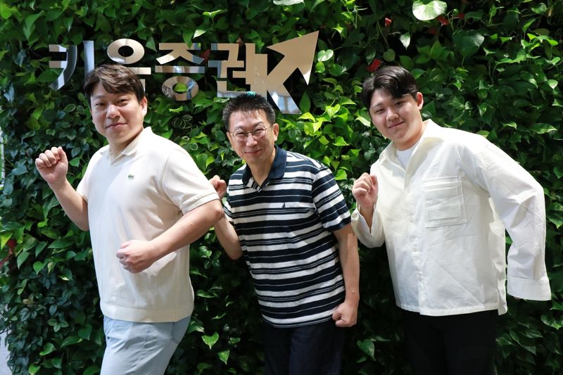 키움증권 걸음 기부 캠페인 ‘키움과맑음 시즌2’에 참여해 지난 6월 한달 동안 가장 많은 걸음 기부를 한 직원들이 기념촬영을 하고 있다. 키움증권 제공