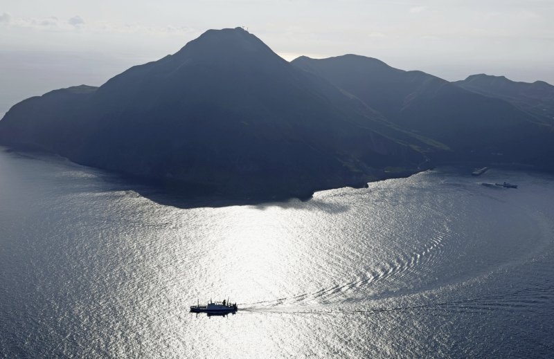 [아쿠세키섬=AP/뉴시스] 지난 6월 21일부터 크고 작은 지진이 1천 회가량 이어지고 있는 일본 남부 도카라 열도 지역에서 일시 대피를 원하는 주민과 방문객들을 태운 선박이 4일 아쿠세키섬 도시마촌에서 출항하고 있다. 2025.07.04.