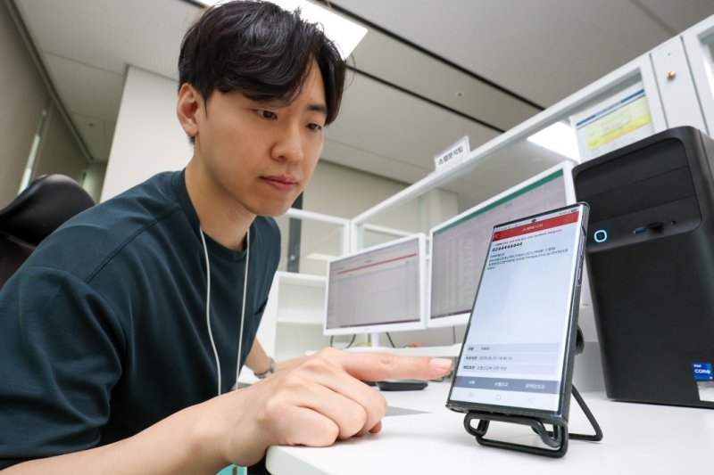 KT 고객센터 스팸분석팀 직원이 AI 기반 실시간 스팸 차단 키워드 등록 시스템을 운용하고 있다. KT 제공