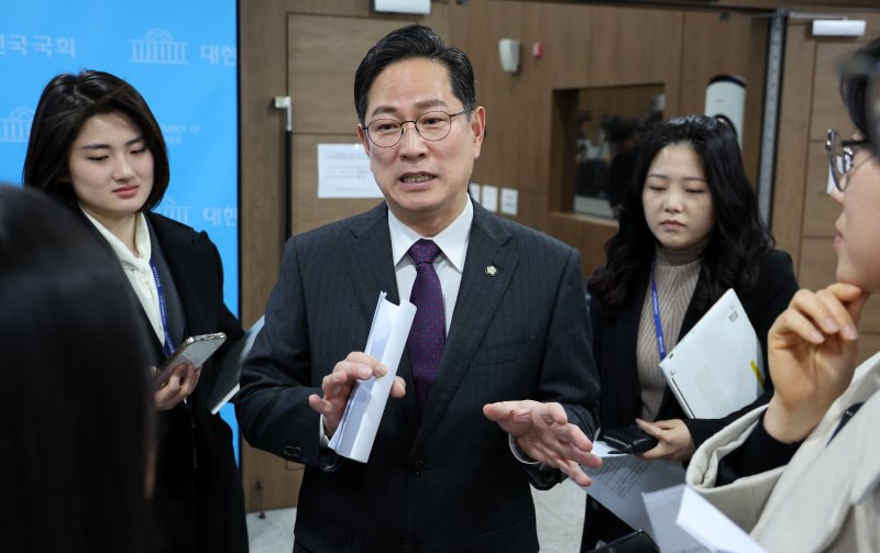 [서울=뉴시스] 조성우 기자 = 국회 기획재정위원회 간사인 박수영 국민의힘 의원이 20일 오전 서울 여의도 국회 소통관에서 열린 연금개혁 관련 기자회견을 마친 뒤 취재진 질문에 답하고 있다. 2025.03.20. xconfind@newsis.com