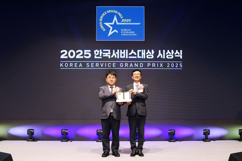 지난 4일 롯데호텔 서울에서 열린 '2025한국서비스대상' 시상식에서 한정호 전략기획부문장(왼쪽)이 수상 후 기념촬영을 하고 있다. 롯데건설 제공