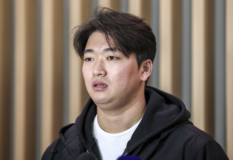 [인천공항=스피드 바카라 사이트] 정병혁 기자 = 메이저리그 샌디에이고 파드리스와 계약한 스피드 바카라 사이트이 9일 미국에서 열리는 스프링캠프 훈련에 참가하기 위해 인천국제공항에 도착한 뒤 출국에 앞서 취재진의 질문에 답하고 있다. 2024.02.09. jhope@newsis.com