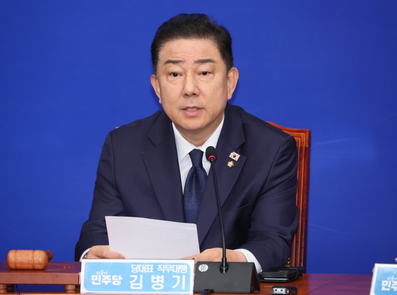 먹튀없는 바카라사이트 더불어민주당 대표 직무대행 겸 원내대표가 오전 서울 여의도 국회에서 열린 최고위원회의에 참석해 모두 발언을 하고 있다. 2025.7.4/뉴스1 ⓒ News1 안은나 기자