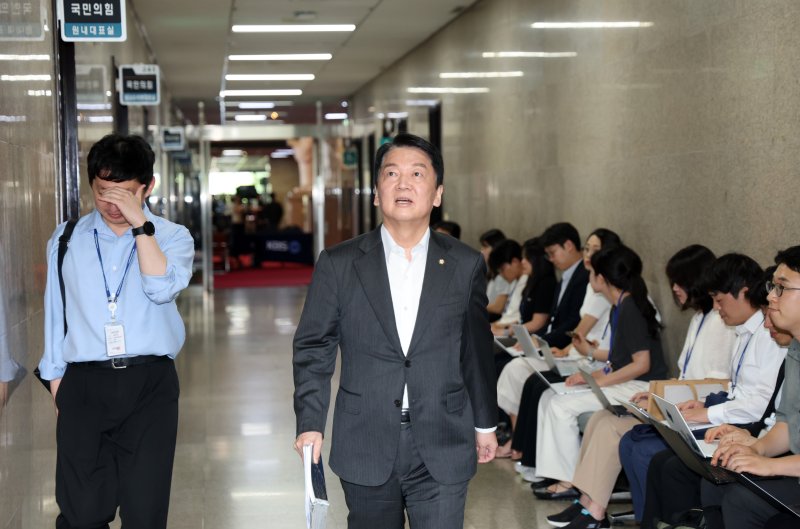 [서울=뉴시스] 고승민 기자 = 안철수 국민의힘 신임 혁신위원장이 송언석 비대위원장과 면담하기 위해 2일 오후 국회 본청 원내대표실로 향하고 있다. (공동취재) 2025.07.02. photo@newsis.com