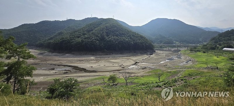 황톳빛 맨바닥 드러난 오봉저수지 (출처=연합뉴스)