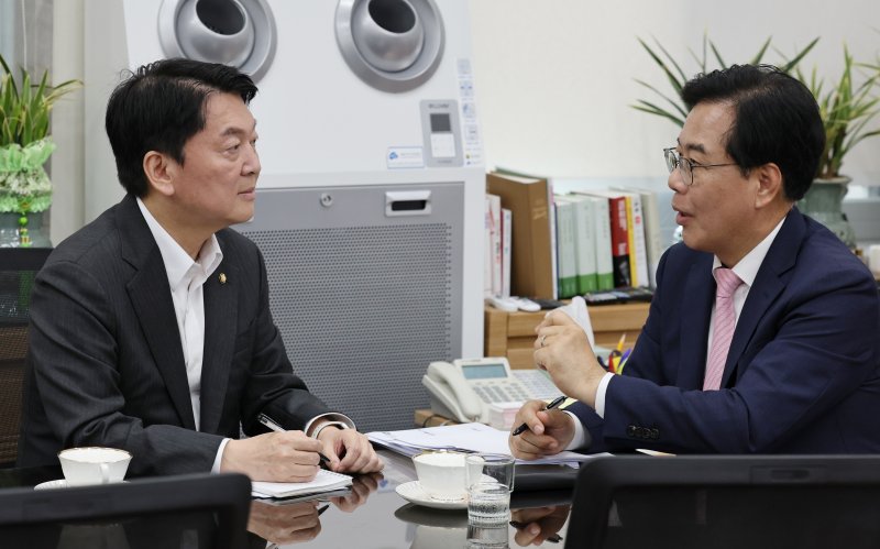 [서울=뉴시스] 고승민 기자 = 송언석(오른쪽) 국민의힘 비대위원장과 안철수 혁신위원장이 2일 서울 여의도 국회 국민의힘 원내대표실에서 만나 면담을 하고 있다. (공동취재) 2025.07.02. photo@newsis.com