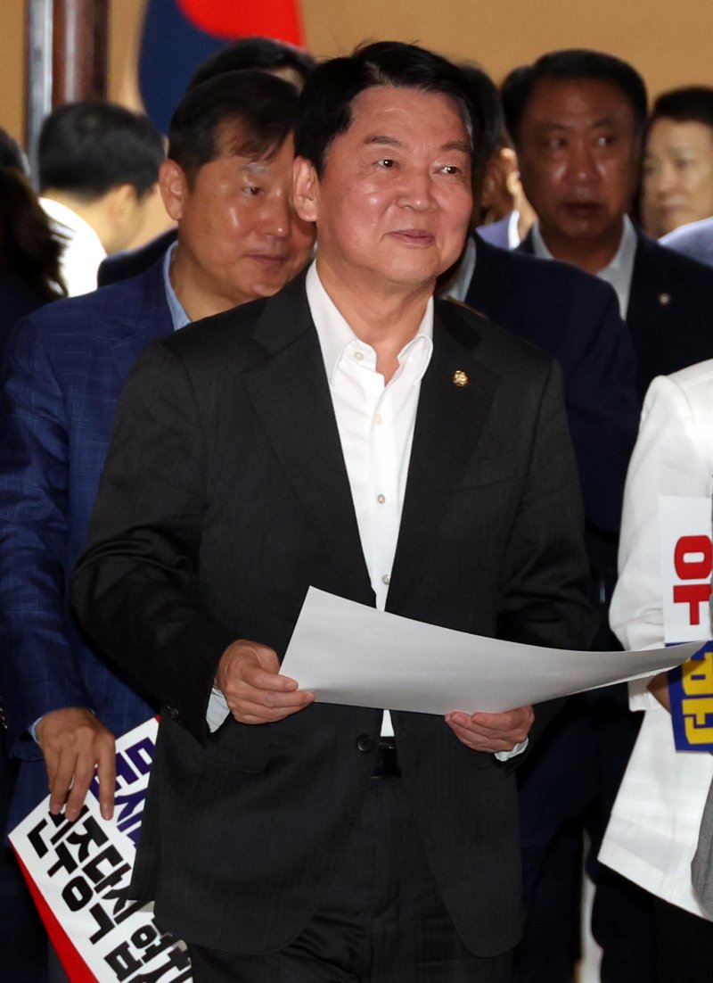 [서울=뉴시스] 조성봉 기자 = 안철수 국민의힘 혁신위원장이 3일 오후 서울 여의도 국회에서 열린 비공개 의원총회를 마치고 밖으로 나서고 있다. 2025.07.03. suncho21@newsis.com